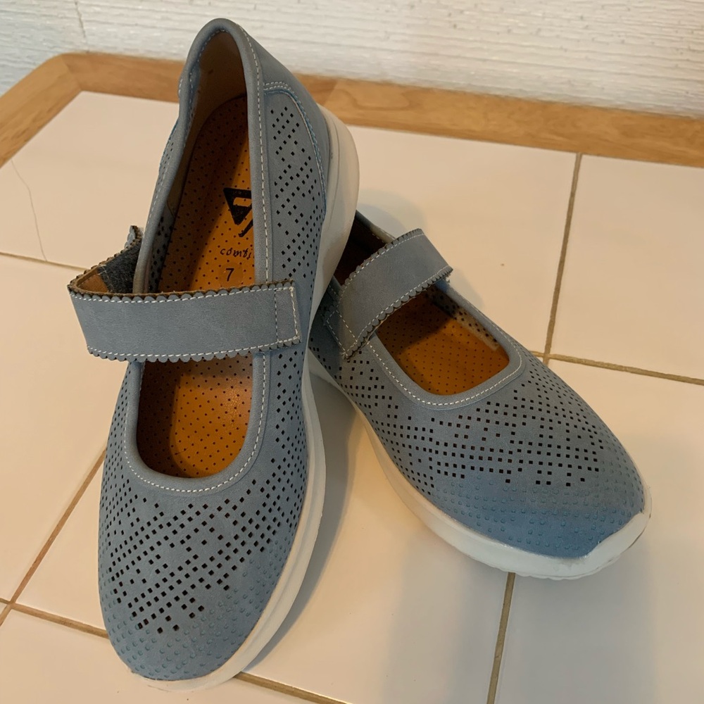*NEW* Mary Jane Velcro Sneaker/Shoe.  Size 7.